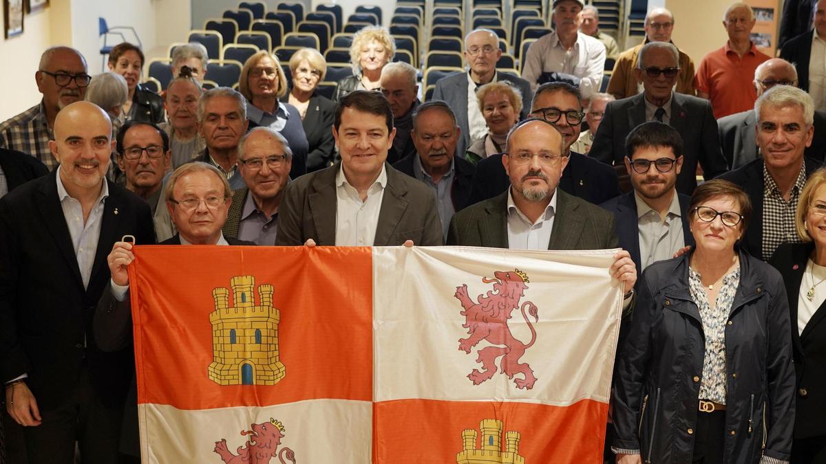 El presidente del PP de Castilla y León, Alfonso Fernández Mañueco, y el candidato del PP a las elecciones autonómicas, Alejandro Fernández, visitan el centro de Castilla y León en Barcelona.