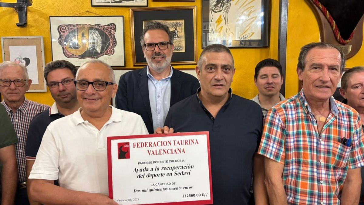 El presidente de la Federación Taurina, Joaquín Ródenas, hace entrega del donativo a Sedaví.