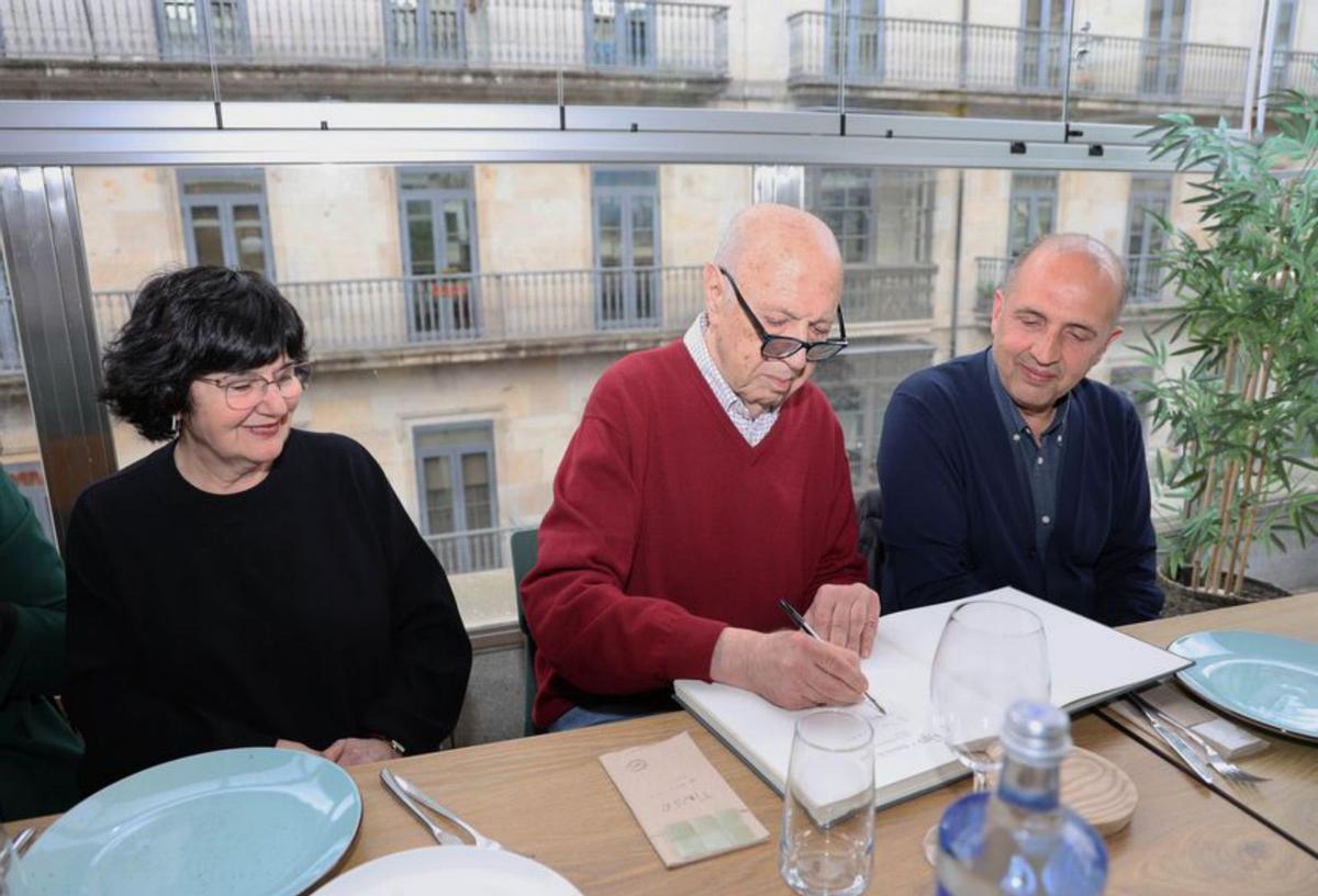 Sentida homenaxe a Méndez Ferrín da asociación Évame Oroza en Vigo