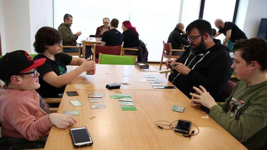 Sesión de juegos de mesa en el centro cívico de Fonteculler, este mes.