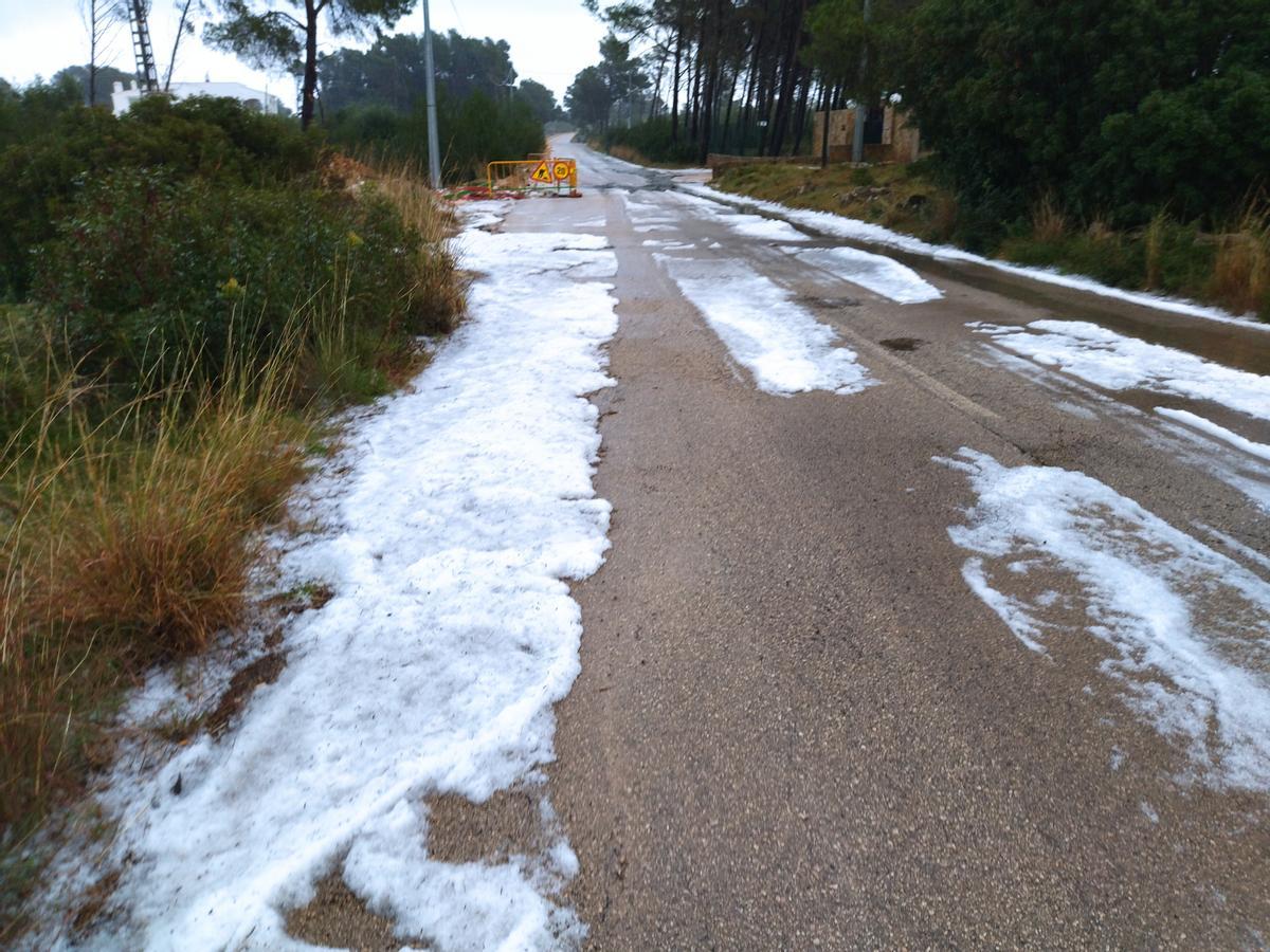 El granizo cuajado en la cuneta de la carretera que lleva al faro del cabo de Sant Antoni