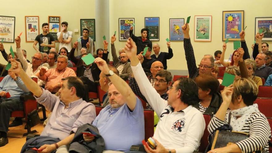 Los socios votan en la anterior asamblea.