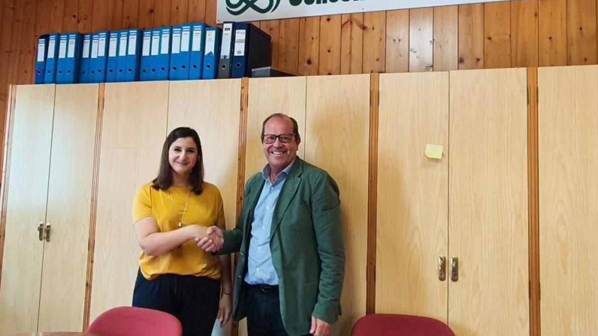 Leticia Santos y Javier Domínguez, tras rubricar el acuerdo. |