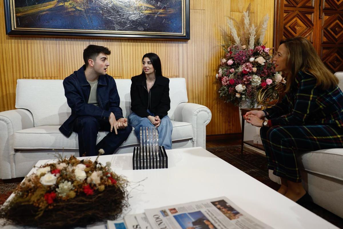 En imágenes | Natalia Chueca recibe a Naiara y Juanjo en el Ayuntamiento de Zaragoza