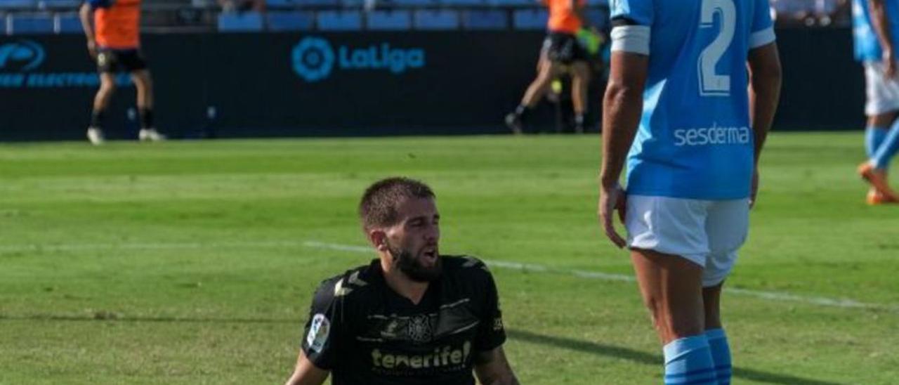 El futbolista del CD Tenerife Sipcic se lamenta en el suelo.