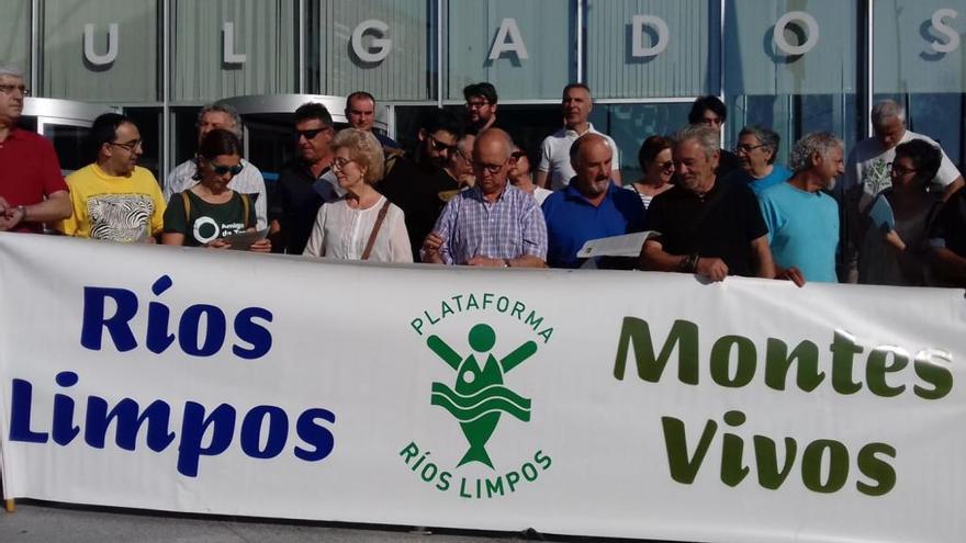 Manifestación a las puertas del juzgado, esta mañana. // J. Fraiz