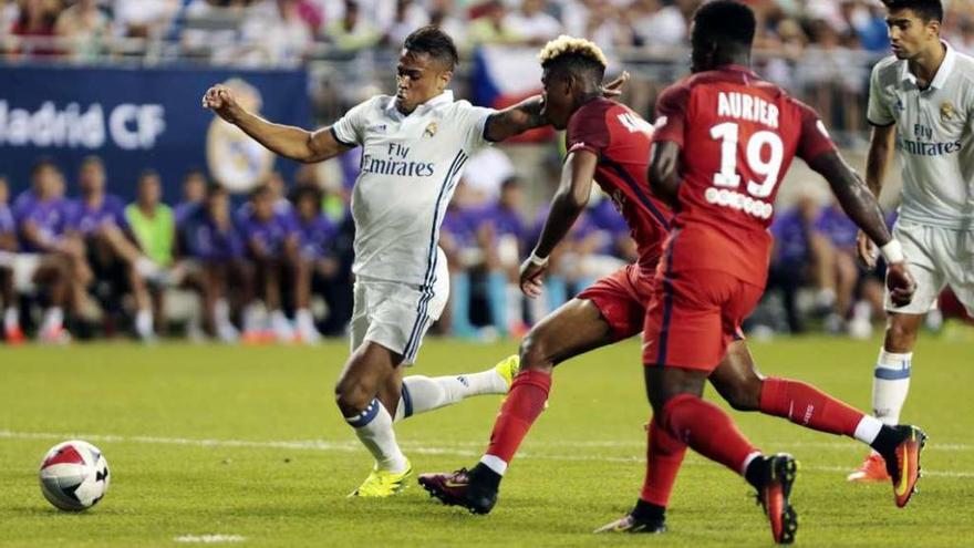 Mariano Díaz perseguido por dos jugadores del PSG.