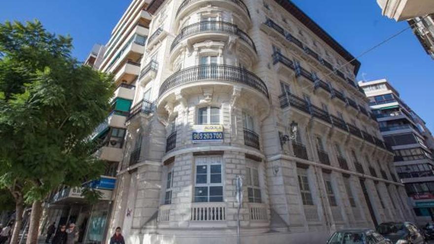 Imagen de archivo de la fachada principal de la Casa Alberola frente a la plaza de Canalejas en Alicante.