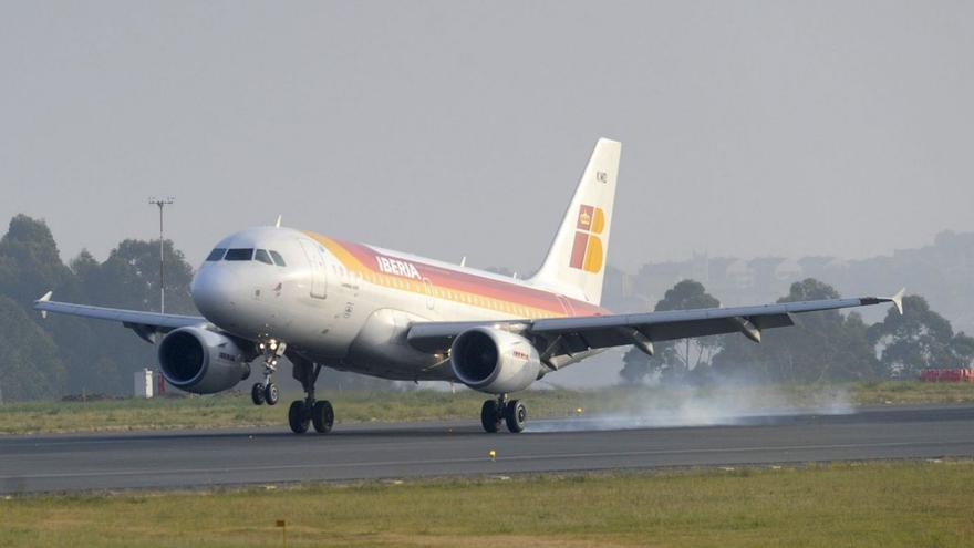 Un avión de Iberia aterriza en Alvedro. | // CARLOS PARDELLAS
