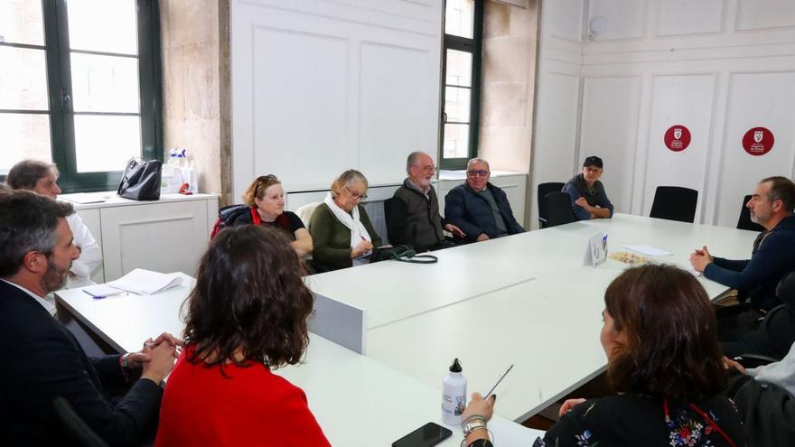 El gobierno local recibió ayer a los colectivos que utilizan la casa de cultura de Sobradelo.