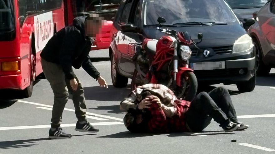 Una discusión de tráfico termina a golpes sobre el asfalto en la rotonda de Cuatro Caminos de A Coruña