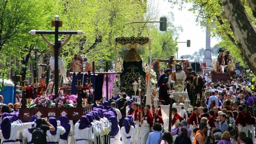 Imagen de la procesión Magna de Cáceres en 2015, cedida por 'Tusemanasanta.com', antes de su salida desde Cánovas hasta la plaza Mayor.