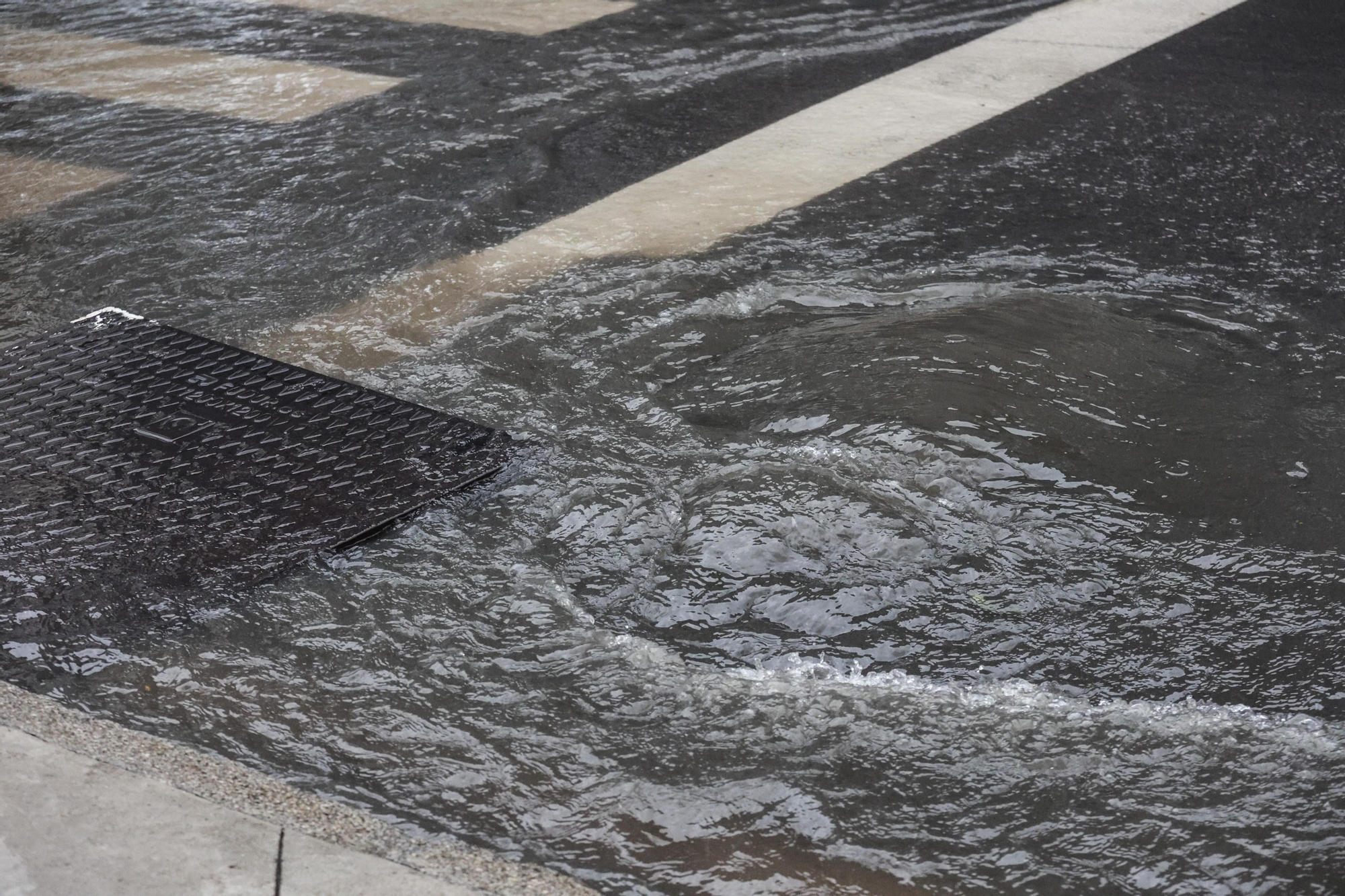 Inundaciones en Oviedo tras una fuerte tormenta de lluvia y granizo