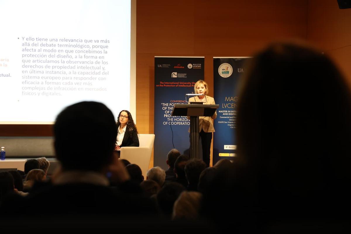 Las catedráticas de la UA Esperanza Gallego y Pilar Montero, durante la conferencia