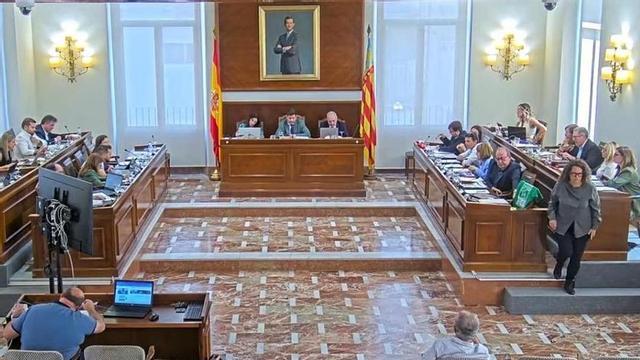 Momento en que Alícia Izquierdo abandona el pleno.