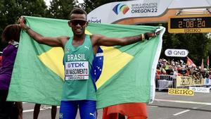 Nascimento, actual dueño de la plusmarca suramericana en maratón masculino, fue incluido la semana pasada en la lista de los atletas brasileños que disputarán los Juegos Olímpicos de este año, pero la suspensión provisional le impide acudir al evento