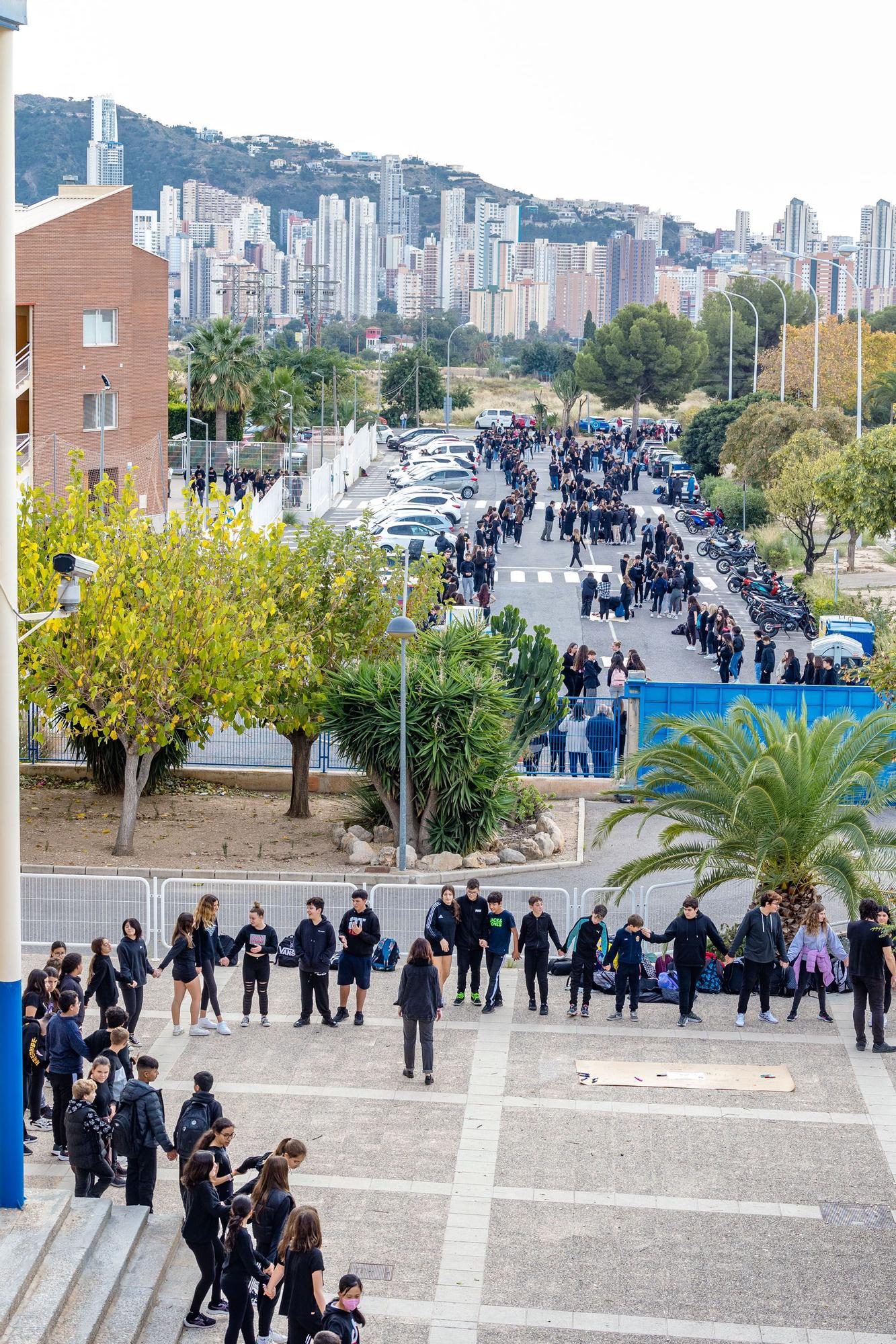 Alumnos de los institutos de Benidorm forman una "Cadena Humana" en la zona escolar del Salt de l'Aigua contra la violencia de género