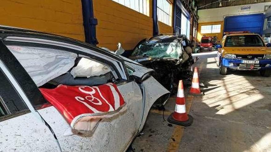 En primer término, el coche del kamikaze, con el disfraz en la ventanilla.