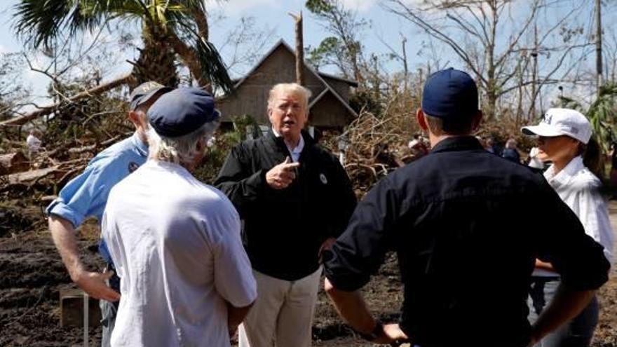 Trump i la seva dona, parlant amb damnificats.