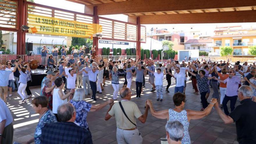 L’Aplec de l’Escala es vesteix de festa sardanista amb gent de tota Catalunya