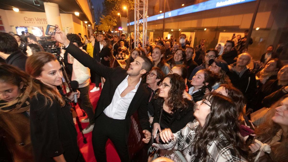 El actor Bernado Flores se hace una foto junto a unas admiradoras. | VICENT MARÍ