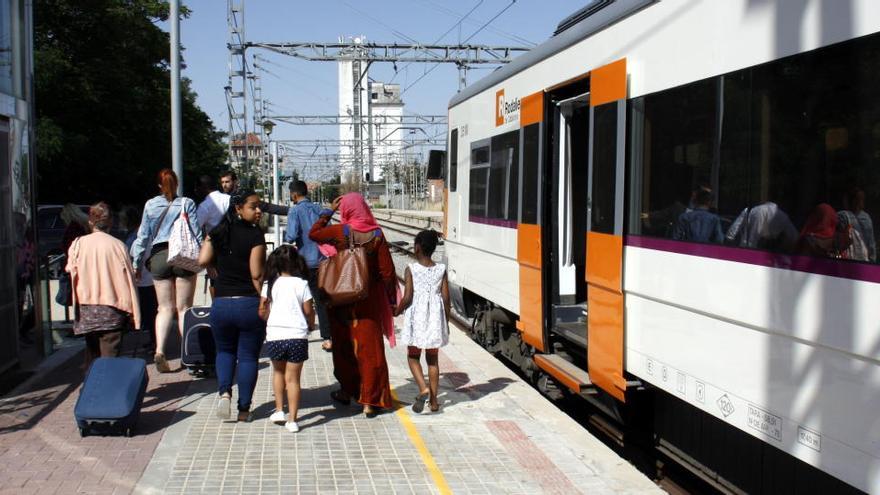 Passatgers baixant del tren de la R-12 a Cervera