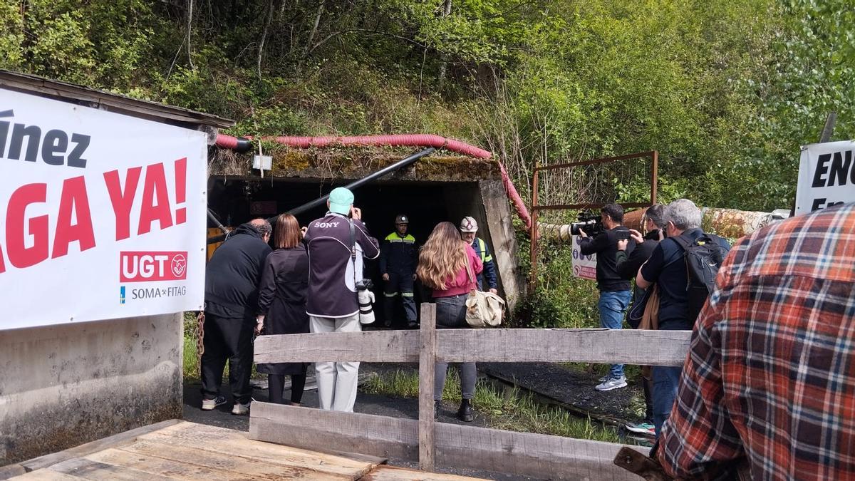 Los mineros encerrados en Mina Miura mantienen la lucha tras nueve días: "Van pasando factura el frío y la humedad, pero hay que seguir"