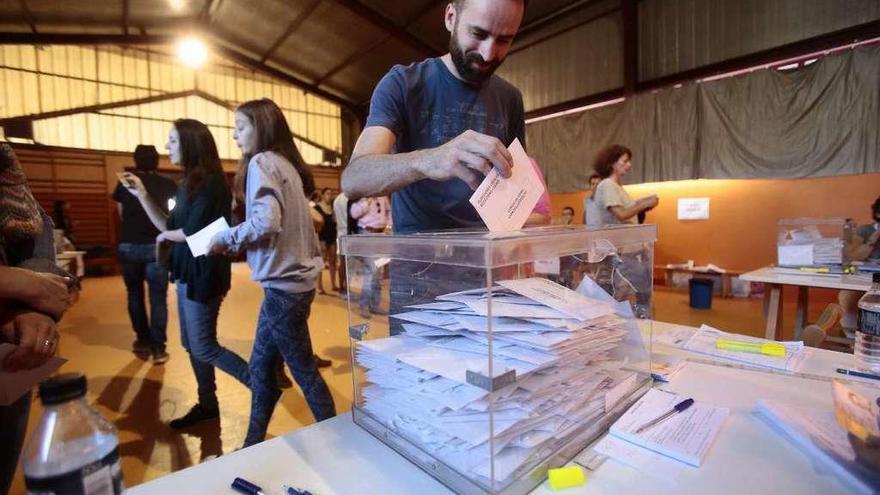 Un hombre vota en un colegio electoral en las elecciones municipales de 2015.