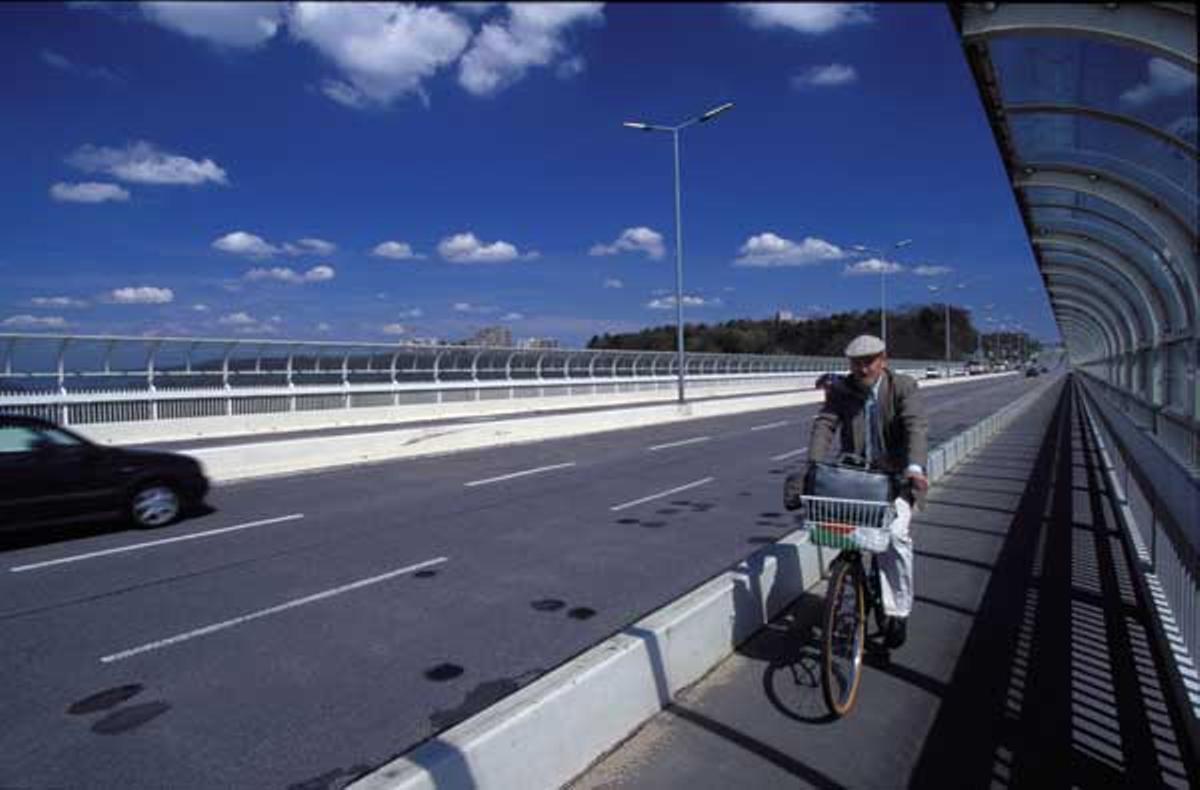 Un ciclista recorre el puente Gran Duquesa Carlota en Luxemburgo.