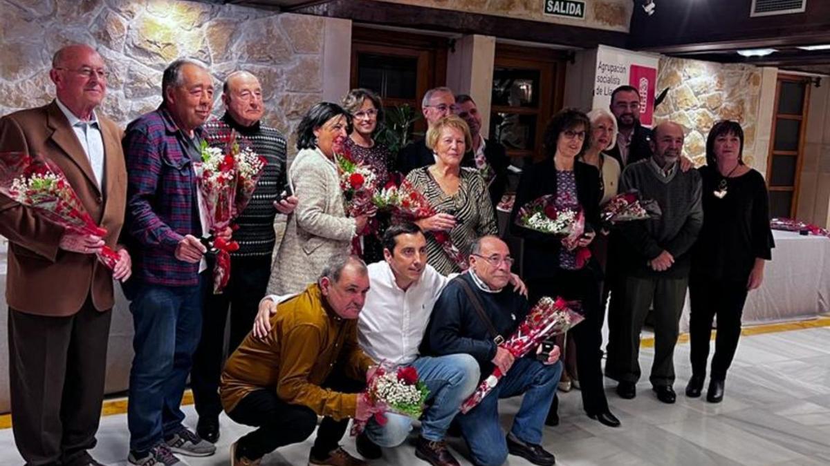 Foto de familia de los militantes homenajeados con el presidente del Principado, el Alcalde y responsables de la Agrupación Socialista de Llanera.