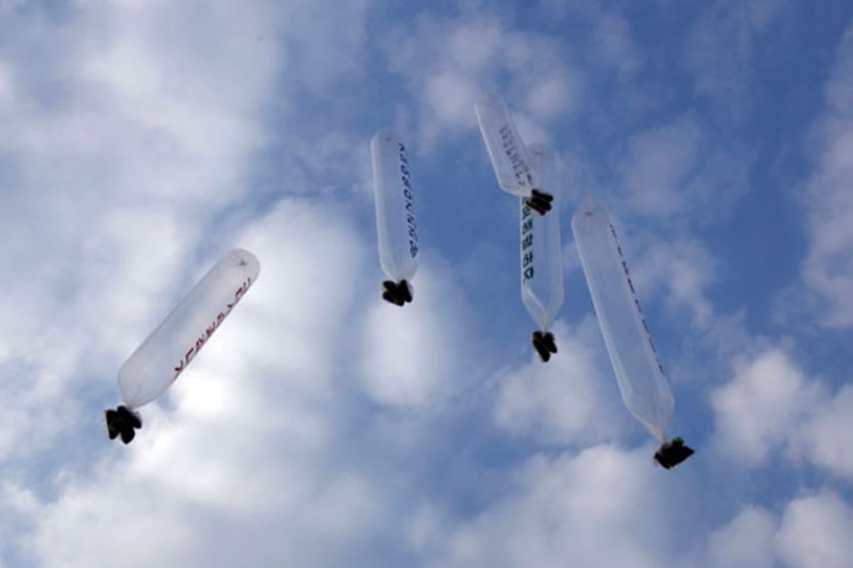 Els exdesertors de Corea del Nord deixen anar 100.000 globus amb propaganda a prop del poble fronterer de Panmunjom, a Paju (Corea del Sud), per denunciar el líder Kim Jong-iI i el seu fill Kim Jong-un de Corea del Nord.