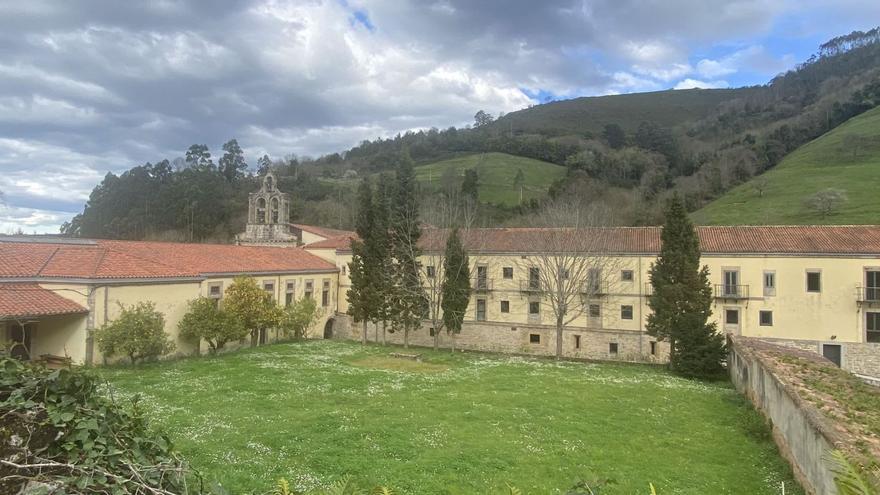 Valdediós celebra su XX encuentro poético con lectura de los autores reunidos en el libro &quot;Vaticinios&quot;