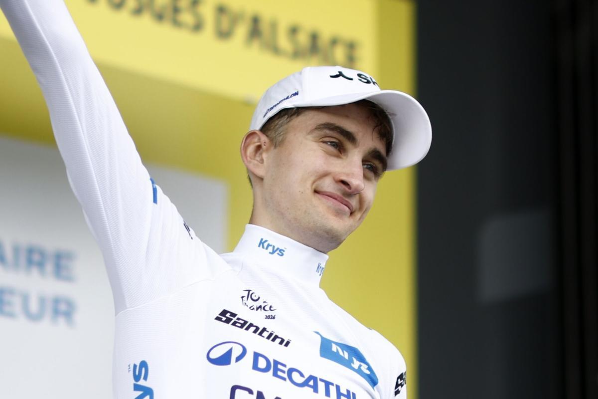 LE MARKSTEIN (France), 18/07/2026.- French cyclist Paul Seixas of Decathlon CMA CGM Team celebrates on the podium in the best young rider's white jersey after Stage 14 of the Tour de France, a 155.3 km route from Mulhouse to Le Markstein Fellering, France, 18 July 2026. (Ciclismo, Decatlón, Francia) EFE/EPA/YOAN VALAT