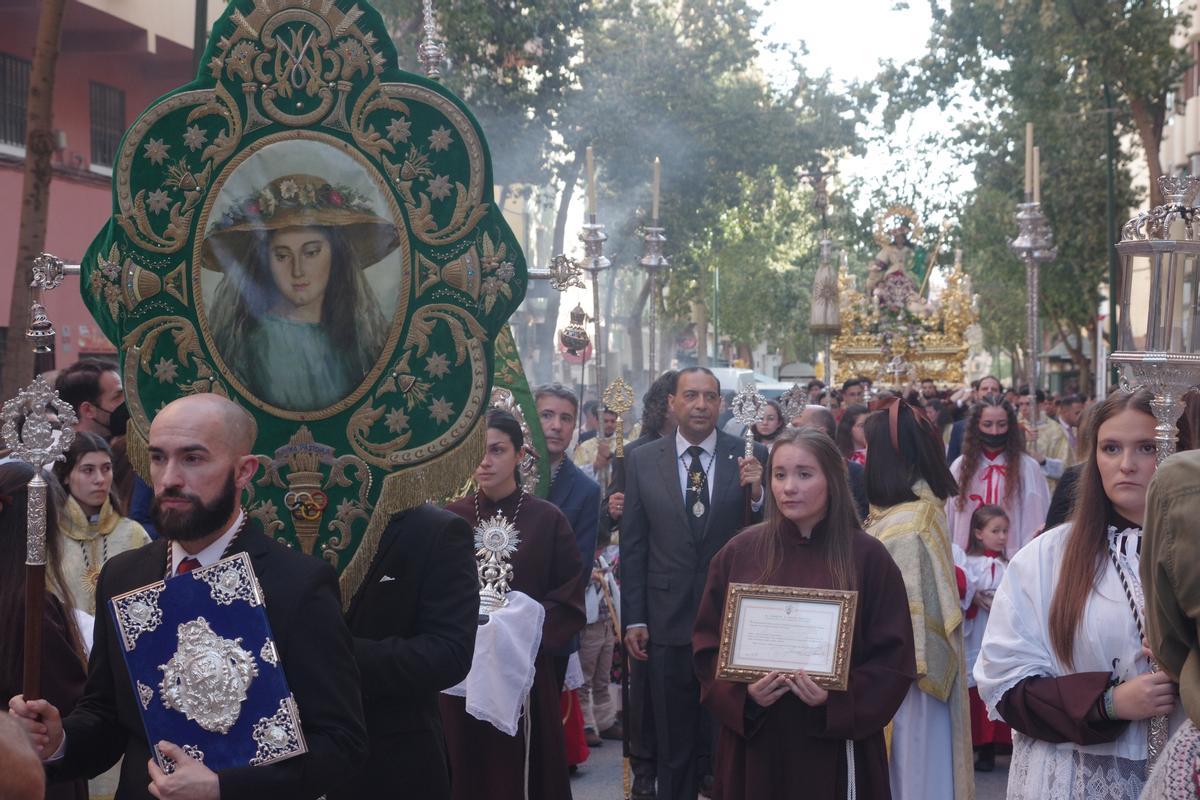 Presidencia de la procesión, delante del trono de la Virgen.