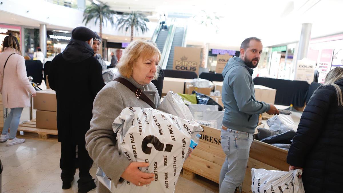 Vuelven los paquetes misteriosos a Zaragoza: "He ido a por el más grande porque sabía que algo me iba a tocar seguro"