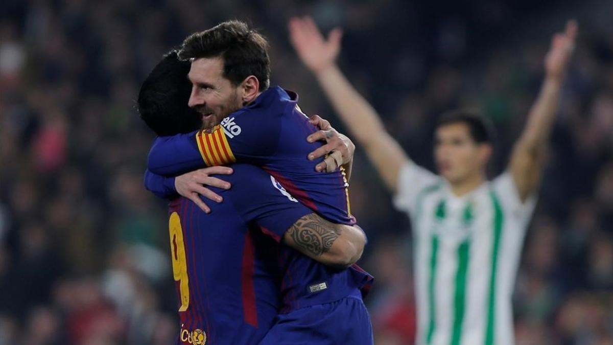 Suárez y Messi celebran uno de los cinco goles.