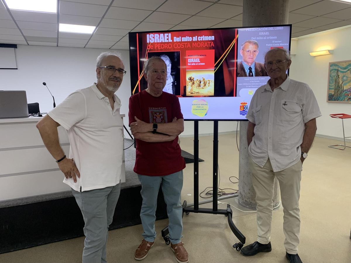 De izquierda a derecha: Ángel Verdú, Diego Jiménez  y Pedro Costa Morata en la Biblioteca Salvador García Aguilar de Molina de Segura.