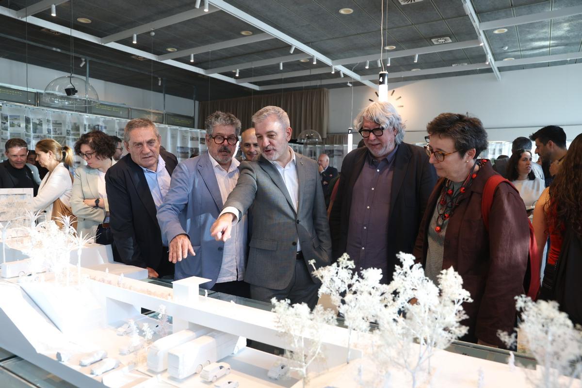 De izquierda a derecha: Ramon Torra, Albert Gassull, Jaume Collboni, Antonio Balmón y Maria Buhigas, frente a una maqueta de la futura B-23.