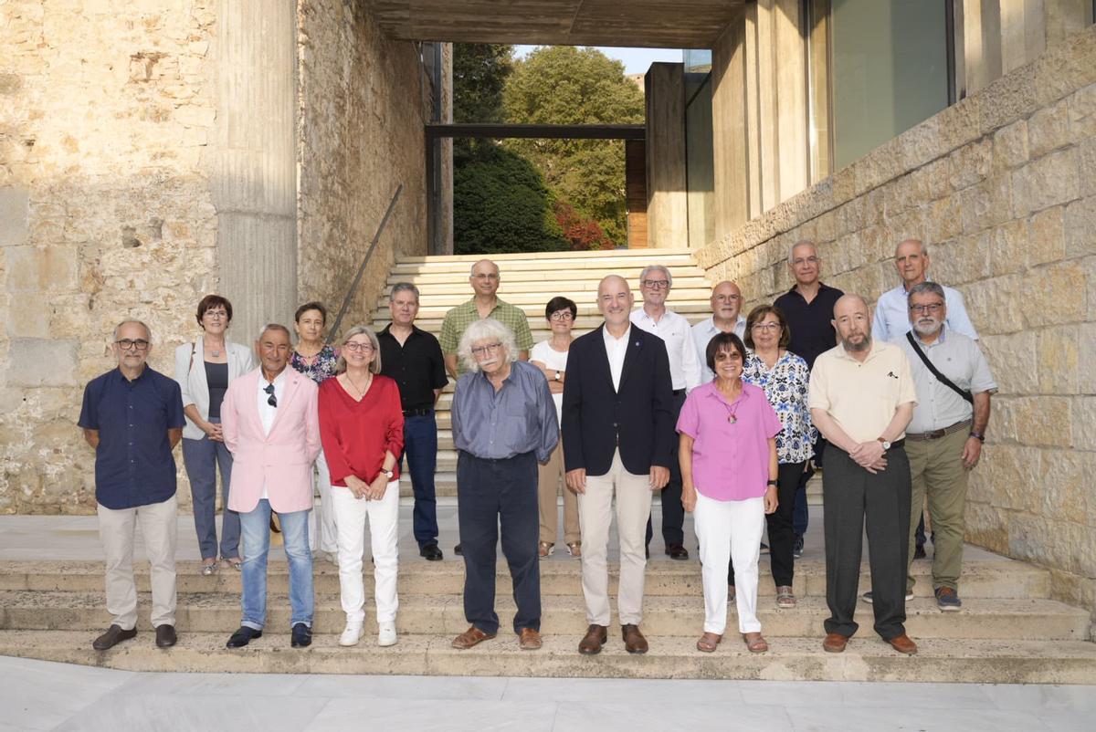 El rector, Quim Salvi, amb alguns dels homenatjats.