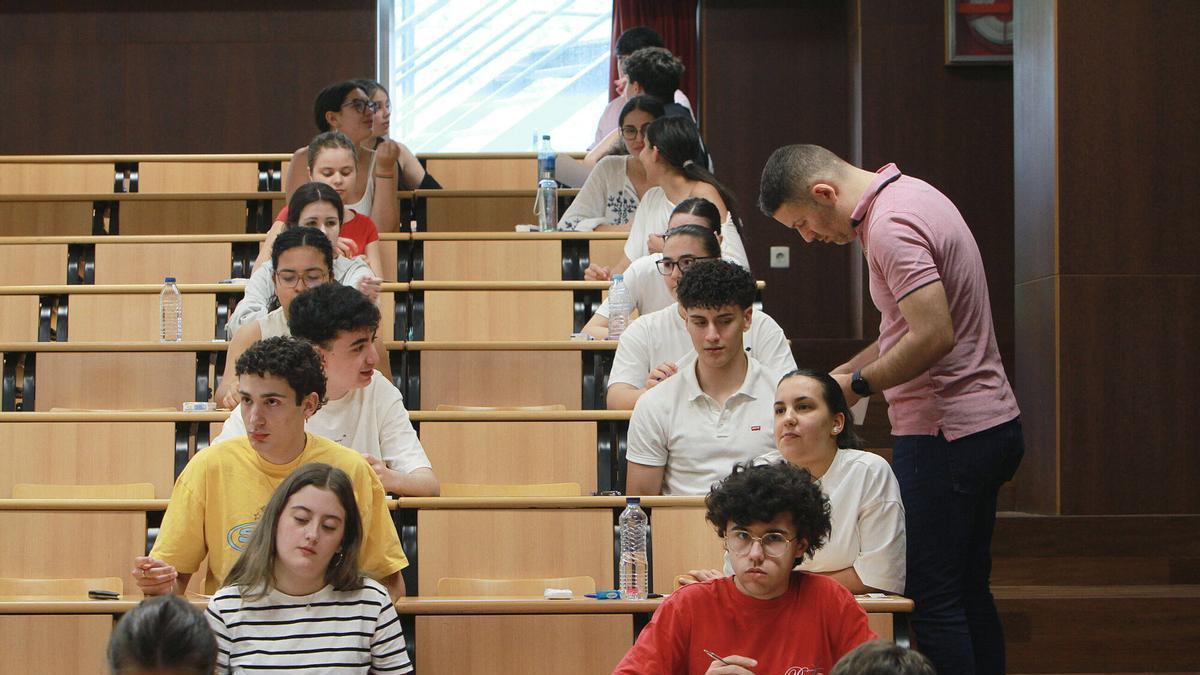 Alumnado haciendo la PAU en el campus de Ourense