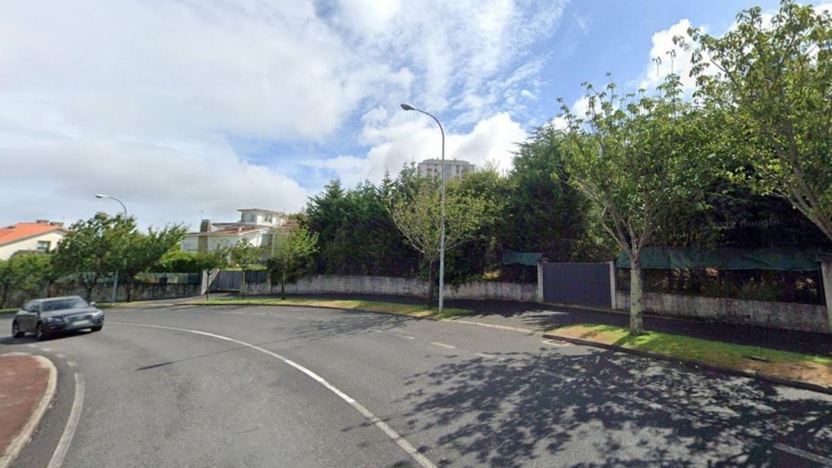 Avenida Concepción Arenal en Santa Cruz y a la derecha, terreno arbolado donde irán los chalés. |   // L.O.