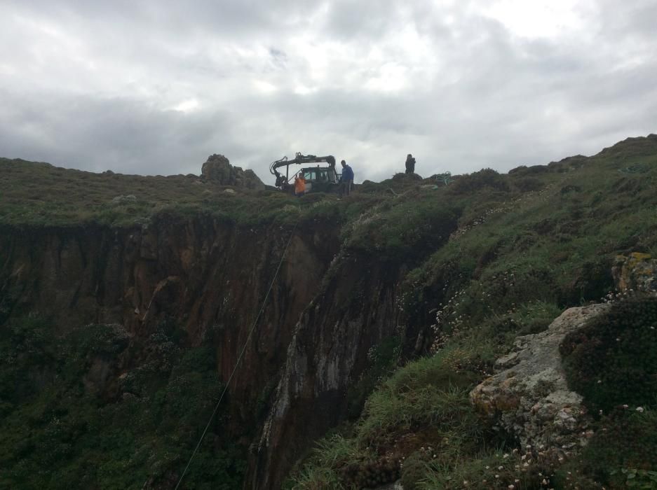 Rescatan la planeadora del hombre muerto en Cangas