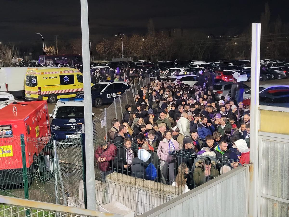 La gente esperando a entrar para ver el Guadalajara - Barça