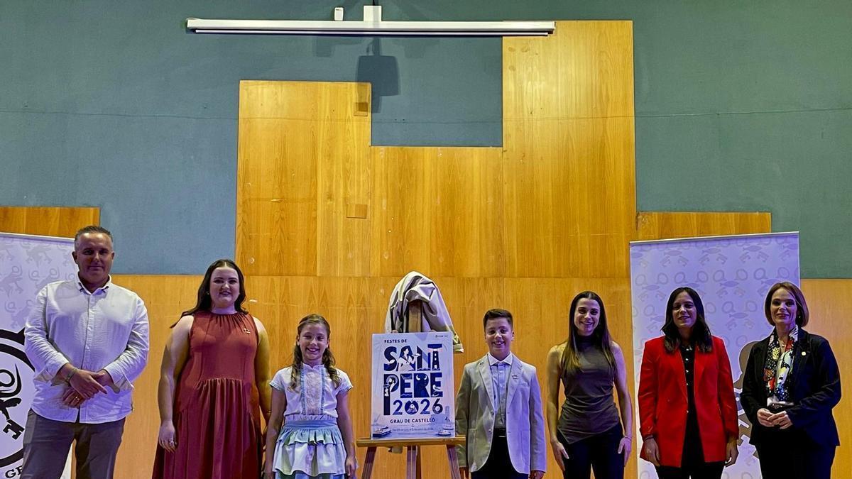 La presentación del cartel ha contado con la presencia de la autora, autoridades municipales y máximos representantes de las fiestas de Sant Pere del Grau 2026.