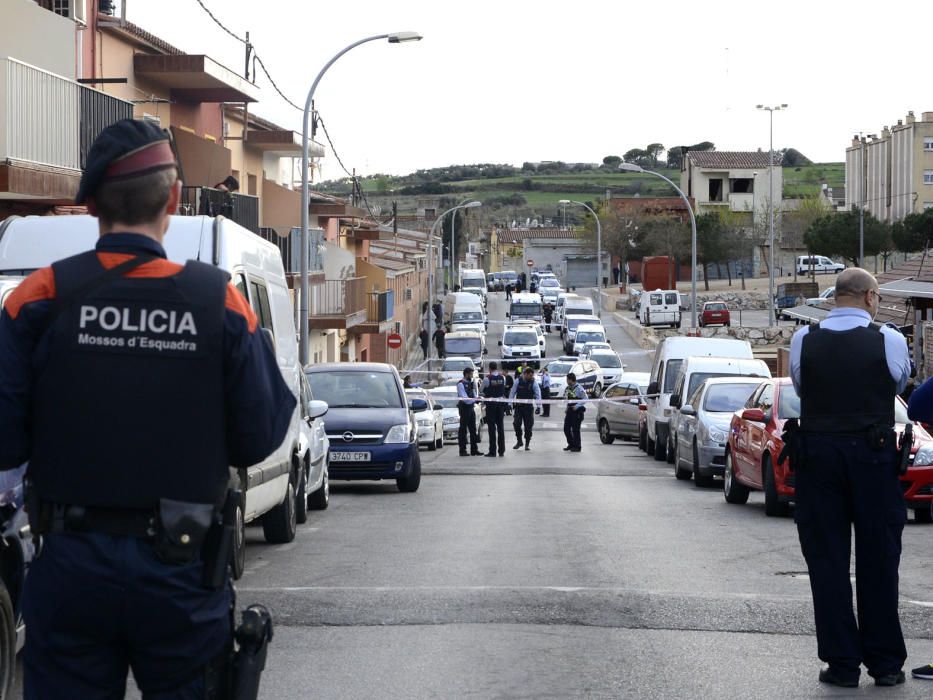 Desplegament policial al barri de Sant Joan per trobar els autors dels trets