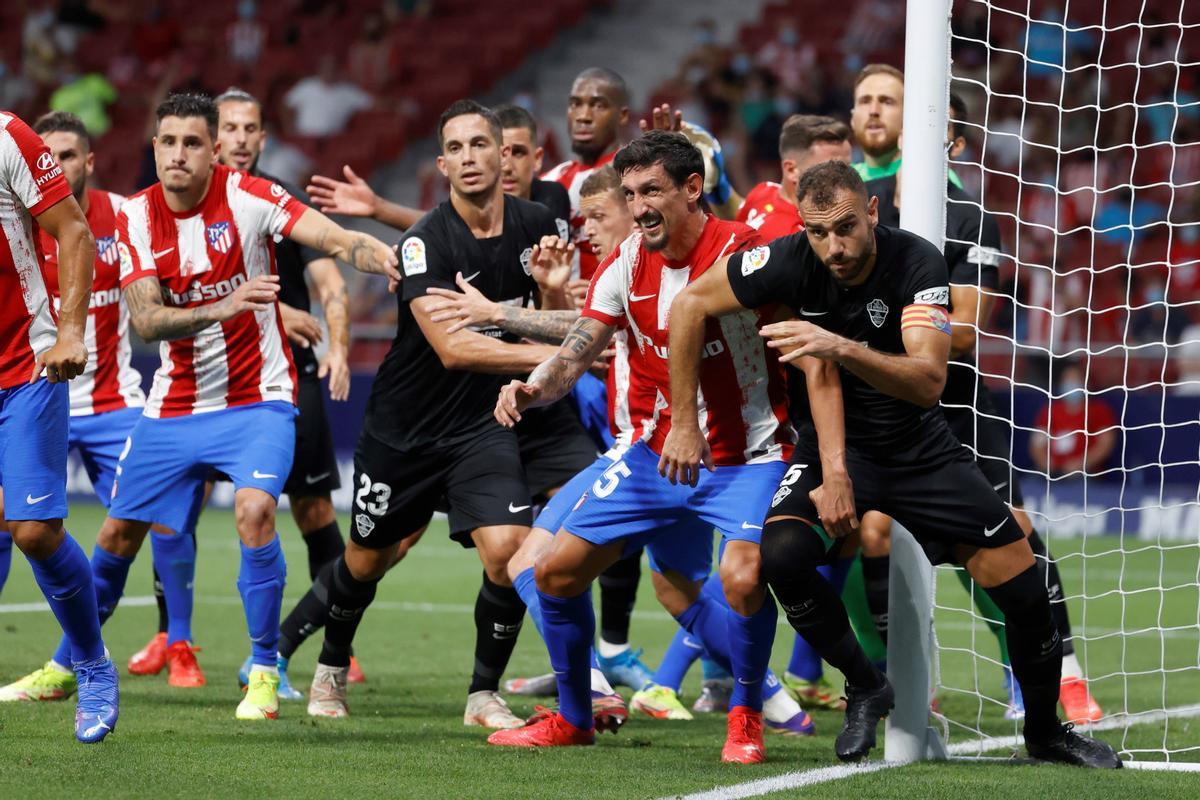 Los jugadores del Atlético defienden un córner botado por el Elche.