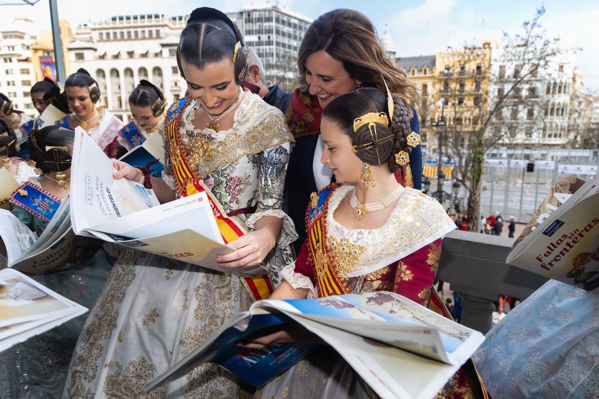 El Extra de Fallas de Levante-EMV llega al balcón del Ayuntamiento