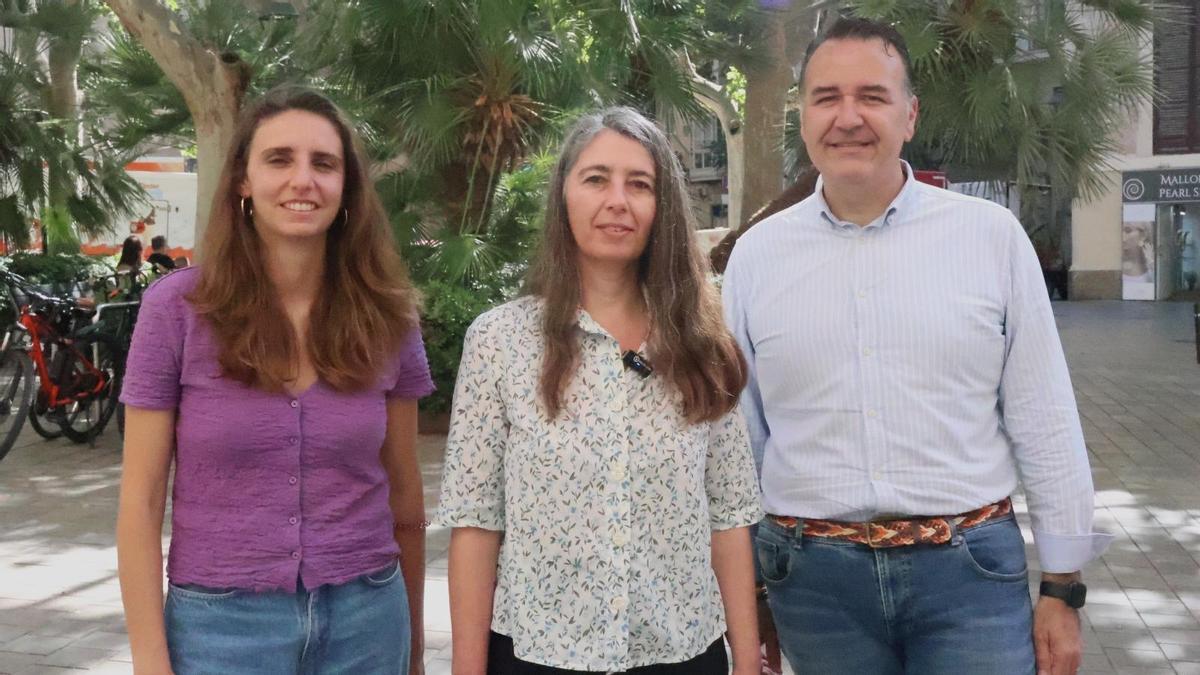 Lucía Muñoz, Neus Truyol y Francesc Dalmau, este lunes en la plaza Santa Eulàlia.