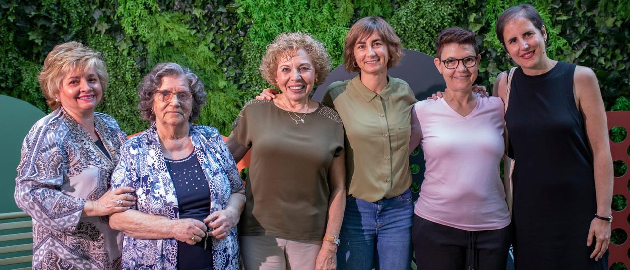 Las artífices del proyecto, Amaya y Tania Muñoz, junto a las mujeres entrevistadas que participan en Elles habiten la Ciutat