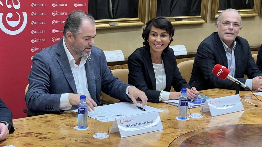 Carlos Paniceres, presidente de la Cámara de Comercio de Oviedo, Isabel Pardo de Vera y José Manuel Ferreira, vicepresidente de la Cámara.